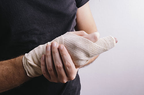 労災事故によって指の後遺障害が残った場合に受けることのできる補償について