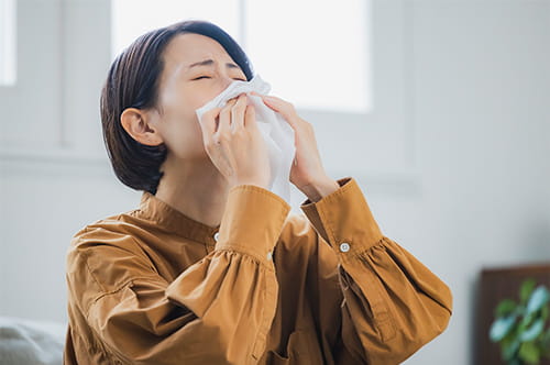 職場で発症・悪化したアレルギーは労災の対象？ 認定のポイントを解説