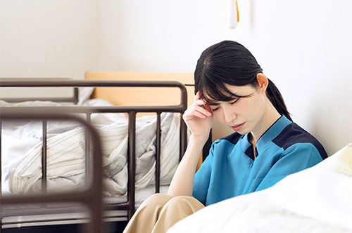 介護施設で利用者から暴力・暴言を受けた｜労災認定の条件と慰謝料請求方法