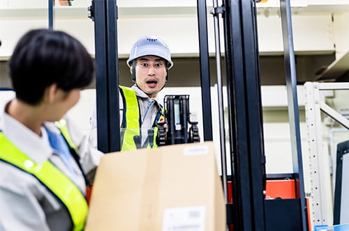 フォークリフトで労災事故に遭ったら｜対処法や慰謝料請求の流れ